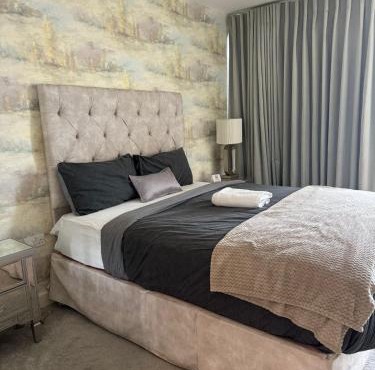 Barking Bliss - Bright Apartment with City Views