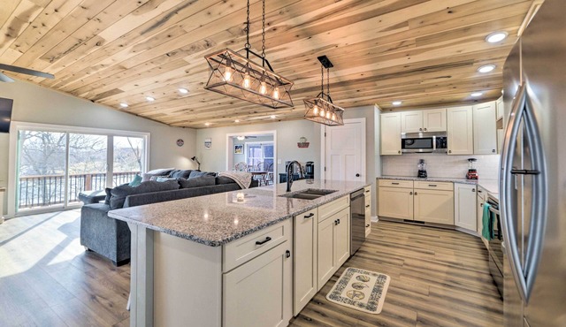 'Barkley Breeze' Waterfront Home w/Dock & Kayaks