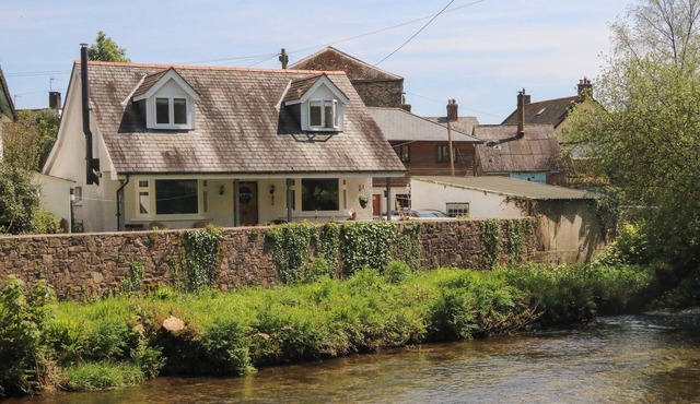 BARLESIDE, pet friendly, character holiday cottage in Dulverton