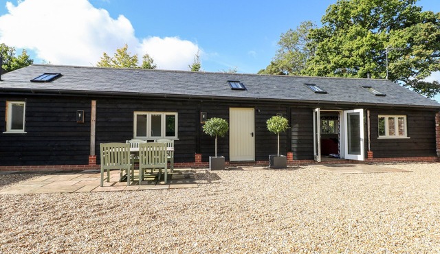 BARLEY COTTAGE, pet friendly, character holiday cottage in Cheriton