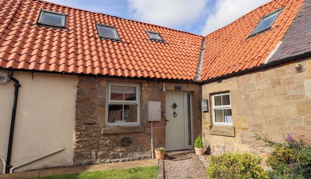 BARLEYCORN COTTAGE, pet friendly, with a garden in Belford