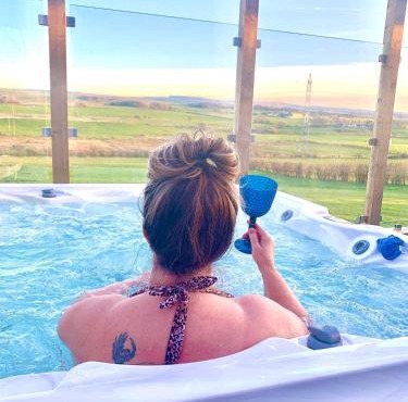 Barlosh Barony Tpod Lodge Ayrshire, elec jacuzzi, BBQ, Firepit, Pizza Oven, indoor outdoor terrace with amazing views, spacious inside and out
