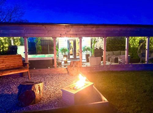 Barlosh kiloch Tpod Lodge, Ayrshire, elec jacuzzi, bbq, Firepit, indooroutdoor terrace with outdoor sofa, egg chair,dinning country views,etc very spacious inside and out