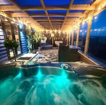 Barlosh Luxury Tpod PiperHill pool table, hot tub, 2 indoor outdoor terraces, BBQ, Firepit, lots of extras