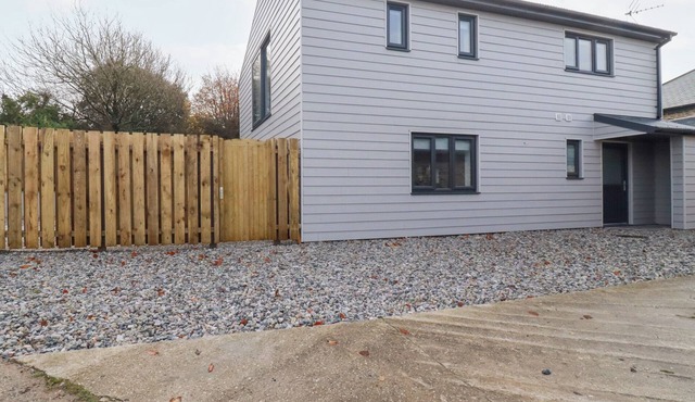 BARN 5, pet friendly, character holiday cottage in Mevagissey