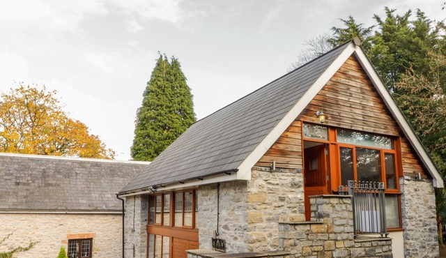 BARN APARTMENT 1, romantic, luxury holiday cottage in Cardiff