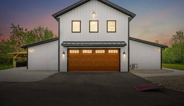 Barn! B-Ball Court/Mini Golf/Sports Bar/Tiki Bar/Theater/Arcade/Hot Tub/Fire Pit