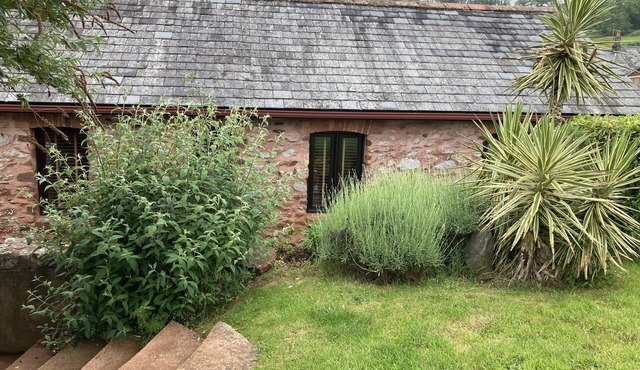 Barn Conversion, 5 miles from the coast with own parking and garden