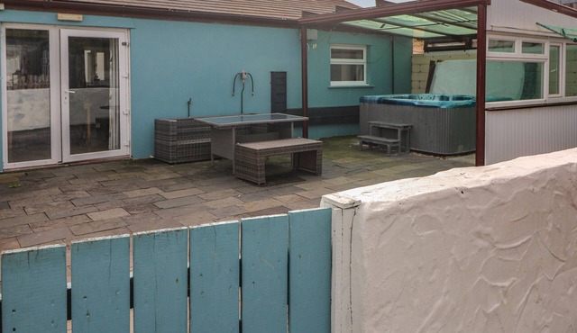 BARN COTTAGE, pet friendly, with hot tub in Laugharne