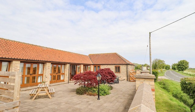 BARN COTTAGE, pet friendly, character holiday cottage in Alford