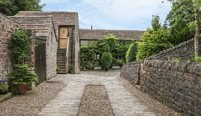 BARN COTTAGE, pet friendly, character holiday cottage in Peak Forest