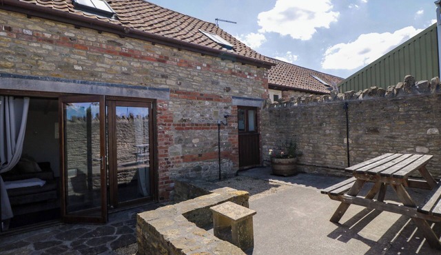 BARN COTTAGE, pet friendly, character holiday cottage in Frome