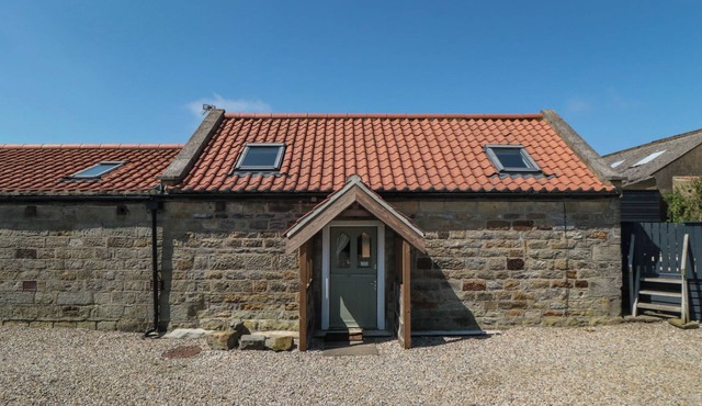 BARN COTTAGE, pet friendly, with a garden in Robin Hood’s Bay
