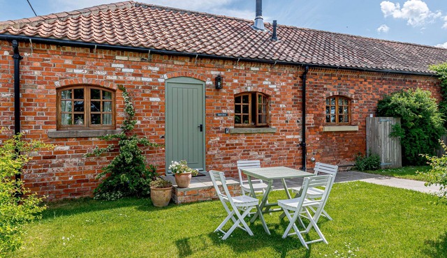 BARN END, family friendly, character holiday cottage in Saxilby