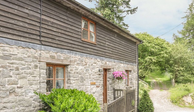 BARN END, pet friendly, character holiday cottage in Felindre