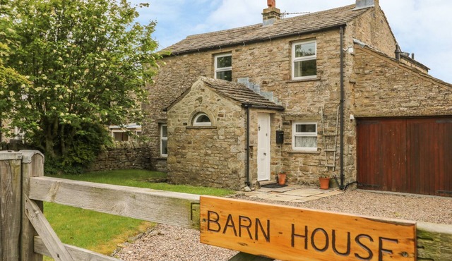 BARN HOUSE, family friendly, with open fire in Thornton Rust