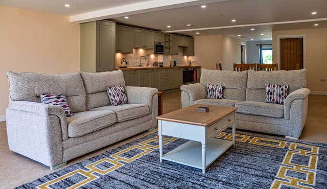 Barn in Cotswolds with Hot Tub & Scenic Views