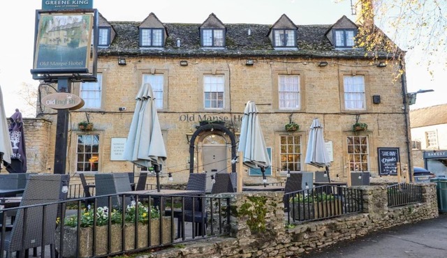 Barn in Cotswolds with Hot Tub & Scenic Views