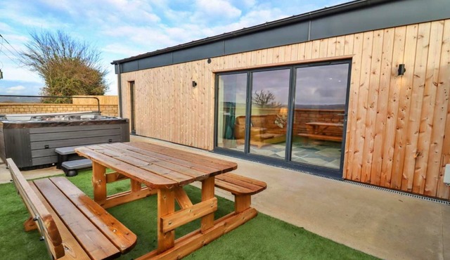 Barn in Cotswolds with Hot Tub & Scenic Views