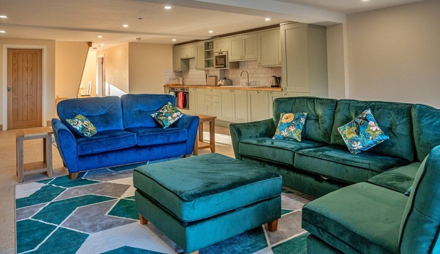 Barn in Cotswolds with Hot Tub & Scenic Trails