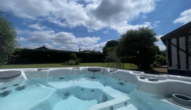 Barn in quiet location yet close to local amenities. Hot tub and games room.