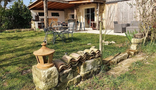 Barn in the middle of the vineyards of st emilon with a large capacity of reception