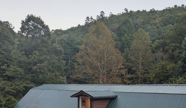 Barn Loft Apartment (Barn dominium) on 60 Acres with Waterfalls