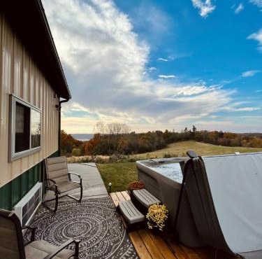 Barn On The Ridge - HOT TUB - Sleeps 6