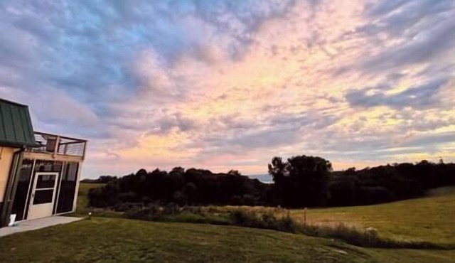 Barn On The Ridge/HOT TUB/Sleeps 6