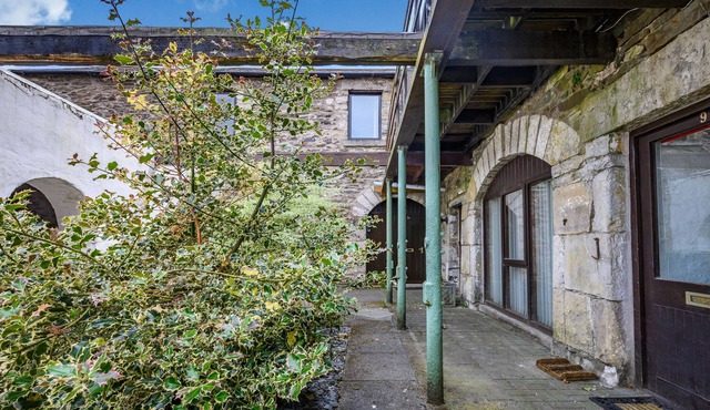 BARN OWL COTTAGE, family friendly, with a garden in Lindale