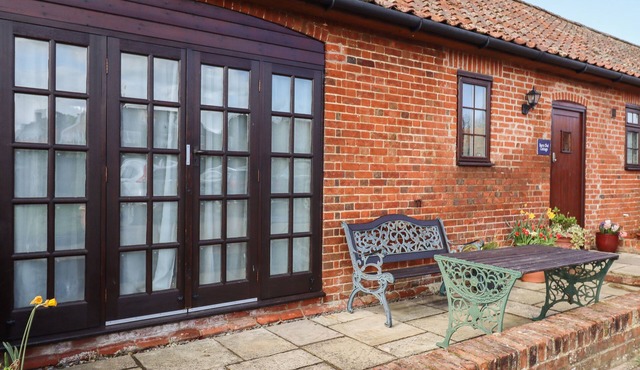 BARN OWL COTTAGE, pet friendly, with a garden in Little Glemham