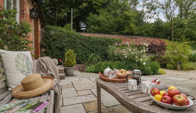 BARN OWL COTTAGE, romantic, character holiday cottage in East Knoyle