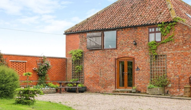 BARN OWL, pet friendly, character holiday cottage in Louth