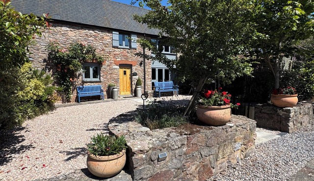 Barn Owl, stone barn conversion, sleeps 8, close to Dartmoor and Devon beaches
