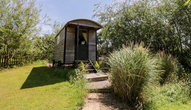 BARN OWL VIEW, pet friendly, with hot tub in Newport, Shropshire