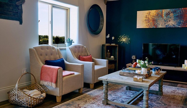 Barn Retreat in Walton with Hot Tub & Spa Access