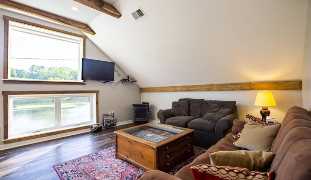 Barn Retreat with hot tub and patio!