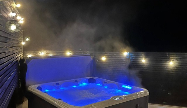 Barn with hot tub - Near Brecon, Zip World & Cardiff