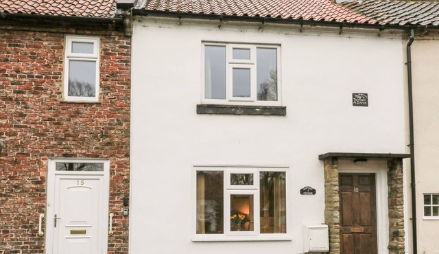 BARNABY COTTAGE, pet friendly, with a garden in Hutton Rudby