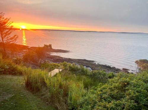 Barnacle - quiet family Maine waterfront getaway