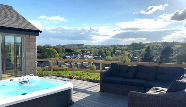 BARNCROFT, pet friendly, luxury holiday cottage in Matlock