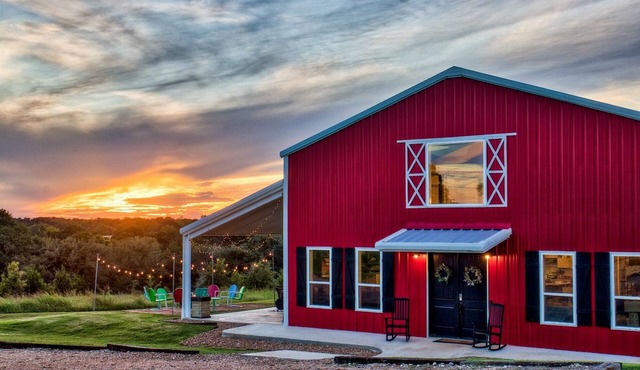 Barndo -7 acres- sleeps 28! Great for groups, custom fire pit area, pool table!