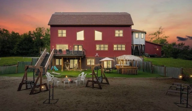 Barndo with a Beach! Golf Sim, Slide, HotTub/Sauna, Volleyball, Frolf, Sleeps 24