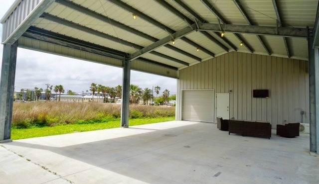 Barndominium 1 Block from Boat Dock - RV Hookup Available