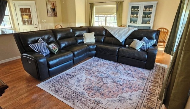 Barndominium close to local shopping and dining and just minutes from the magic!