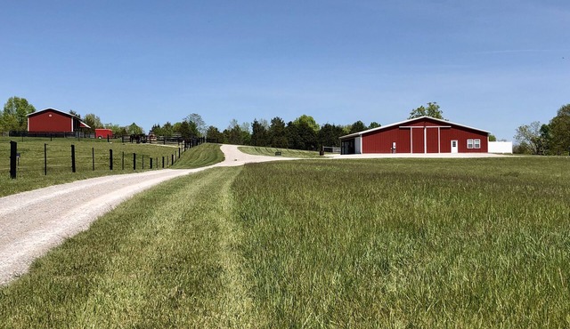 Barndominium on the Bourbon Trail - Hot Tub and Horses! Dog and Horse friendly!