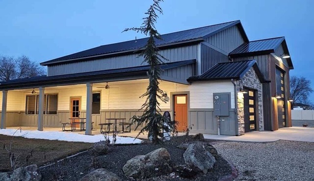 Barndominium Retreat in Caldwell | Sleeps 14 | RV Bay + Pickleball