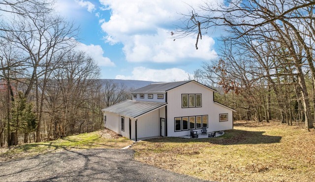 Barndominium w/Barrel Sauna, Mountain Views, King Bed & Fast WiFi