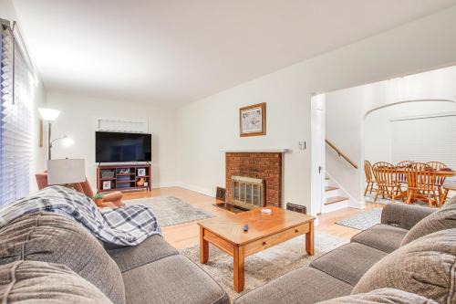 Barnes City House about 3 Mi to Hunting and Fishing!