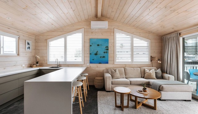 Barney's Bach - Charming 3-Bedroom Bach Steps from Mount Maunganui Beach & Downtown with Secure Parking and Indoor-Outdoor Living